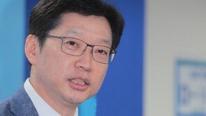 김경수 “비온 뒤 땅 굳어질 것…한국당, 없는 일에 연기 내는 일 그만하라”