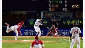 [단독] KBO 심판들 시즌 중 전격회동, S존 사실상 확대