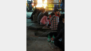 [청계천 옆 사진관] 청소년들까지 소주·막걸리…‘술판 된 등축제’