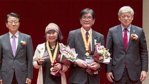 자랑스러운 고대인상에 최상영-서명숙씨