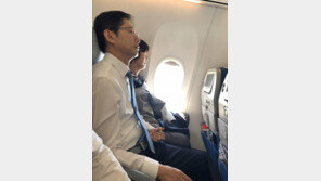 김경수 부부, 경찰 출두 전 모습…“두손 꼭 잡으며”