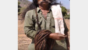 53년 동안 기른 머리카락으로 사람 구한 男…길이가 무려 ‘15m’ 