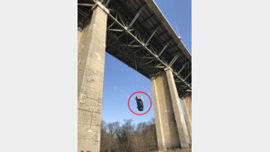 불탄 승용차가 다리에 대롱대롱…대체 무슨일? 시민들 ‘깜놀’