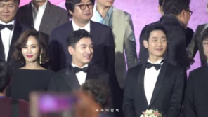 정해인, 센터 논란 누리꾼 ‘갑론을박’…“센스 없어”vs“쓸데 없는 논란” 