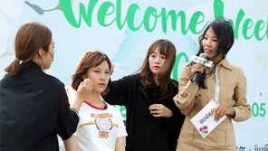 ‘걸그룹 화장법’ 체험하는 외국인 관광객