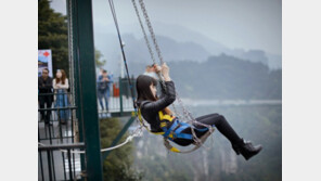 300m 높이 절벽에 설치된 그네 ‘아찔’…춘향이도 망설일 듯
