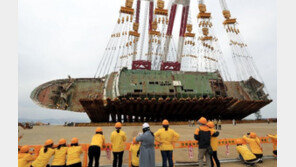 세월호 선체 직립 D-1, 예행연습 진행…지켜보던 유가족 눈물 