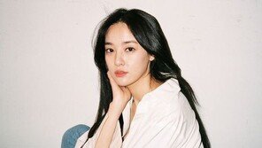 이주연, 인천공항에 등장…매력 뽐내며 ‘모델 워킹’