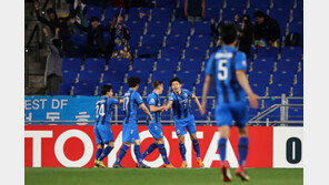 ‘홈 승리+무실점’ 울산, ACL 8강행 박차…‘염기훈 이탈’ 수원은 울상