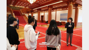 [文정부 1년] 靑, 김정숙 여사 B컷 공개…“국민과 함께한 김 여사의 1년”