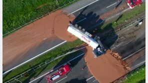 사고 트럭서 누출 액체 초콜릿, 고속도로 뒤덮어… 딱딱하게 굳어 ‘난감’