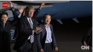 北 억류 미국인 3명, 앤드루스 공군기지 도착…마중 나온 트럼프 ‘박수’