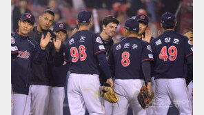 롯데 레일리, 뒤늦은 시즌 첫 승 신고