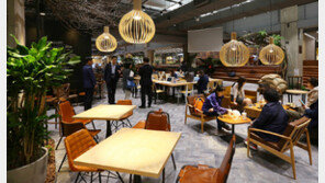 1층에 식물원, 옥상엔 풋살구장… 고객 부르는 마트의 변신