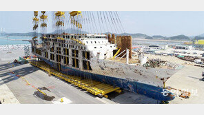 미수습자 가족 “정권이 바뀌어 바로 선 세월호, 다섯 명 꼭 찾길”