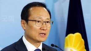 홍영표, ‘단식 투쟁’ 김성태 방문…훈훈한 첫 대화 “노력해보자”