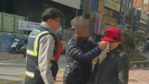 부산 나들이 왔다 길 잃은 할머니 ‘빨간 모자’ 에 얽힌 사연 뭉클