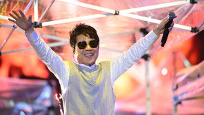 빗속을 뛰어다닌 가왕 조용필…“오빠!” 4만5000명 떼창 화답