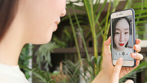 현대百 “스마트폰으로 가상 메이크업 체험해 보세요”