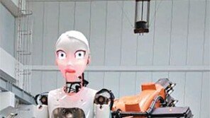 거꾸로 매달리고 노래하고… 못하는게 없는 ‘로봇 배우’