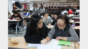 [퇴근길 사회] 손녀 뻘 과외 선생님 “할머니들의 열정, 많이 배웠어요”
