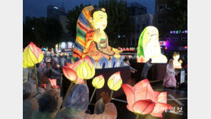 “이 땅에 자비를”… 빗속 연등행렬