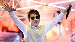 50년전 그 오빠로 돌아왔다… 4만5000명 빗속 떼창