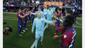 메시 빠진 바르셀로나, 레벤테에 4-5충격패…무패우승 실패