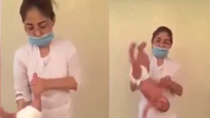 양 다리 잡아 거꾸로 ‘흔들흔들’…과격한 아기 마사지 논란 