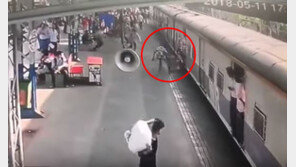 [영상]달리는 열차 타려다 5세 딸 잡을 뻔…‘가슴철렁’ 순간 포착
