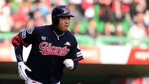 [런다운] 롯데 채태인, ‘카리스마’ 김경문 감독을 노려보다?