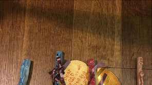 [내가 왜 떴게?] 고소영 아들선물 자랑…아이에겐 역시 엄마가 1순위 外