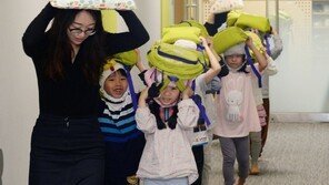 [동아 포토]대피하는 어린이들…LG트윈타워 지진대피훈련