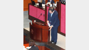 [청계천옆 사진관] 이낙연 총리가 엉거주춤 자세로 발언한 이유는?