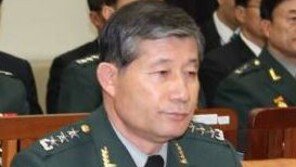 ‘군 댓글공작 연루 의혹’ 배득식, 검찰 출석…“조사 성실히 받겠다”