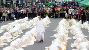 5·18 전야제서 아버지 넋 달래는 딸의 춤사위