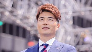 [포토] 기성용 ‘영원한 캡틴의 칭찬에 미소만’