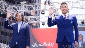 [포토] 최순호 감독-김신욱 ‘팬들을 향한 미소’