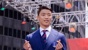 [포토] 황희찬 ‘공격수 막내의 상큼한 손하트’