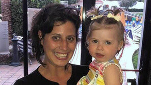 사진 속 딸 눈에 비친 ‘흰 반점’…알고 보니 ‘망막 암’