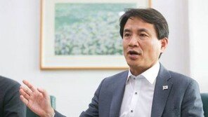 김진태 “전두환·노태우 경비인력 철수…몰려가 돌이라도 던지라는 건가”