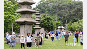 천불천탑 운주사에 관광객 북적