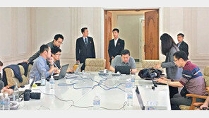 군사시설 노출 우려한 北, 기자들 탄 열차 창문 가리고 한밤 운행