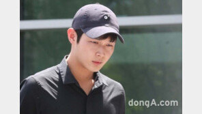 ‘女연예인 성추행·흉기 협박’ 이서원, 검찰 출석…취재진 질문에 ‘묵묵부답’