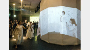 오감으로 느끼는 라이브 페인팅 퍼포먼스…밀라 라이츠 ‘LIGHT YOUR WORLD’