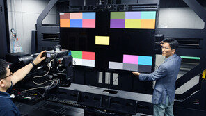 “설거지하는 가족도 고화질 즐기게” TV 720도 회전시켜 테스트