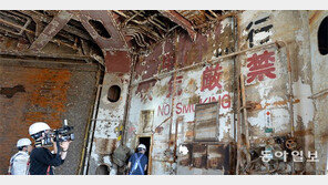 찢기고 녹슨 세월호 내부… 교복-가방 등 발견