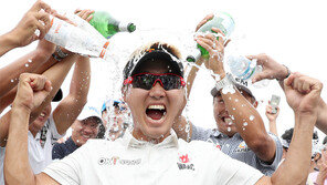 2만 갤러리 앞에서… 이태희, 5타차 뒤집기