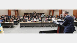 문재인 대통령 “北이 원하는건 체제보장”… CVID엔 구체 답변 없어