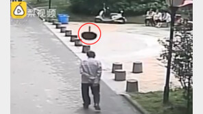 [영상] 하늘서 ‘뚝’ 떨어진 프라이팬, 길 가던 노인 머리 강타